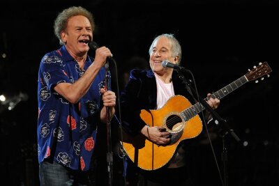 Tränenreiches Wiedersehen: Art Garfunkel und Paul Simon haben sich versöhnt - Einer der letzten Auftritte der beiden Streithähne: Art Garfunkel (links) und Paul Simon traten 2009 gemeinsam auf. Nun sollen sich die beiden Musiker ausgesprochen haben, wie Garfunkel in einem Interview erzählte.