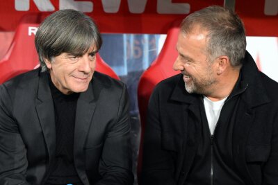 Trainer-Comeback möglich: Löw wartet auf "spannende Aufgabe" - Joachim Löw (links) freut sich für seine früheren Assistenten Hansi Flick