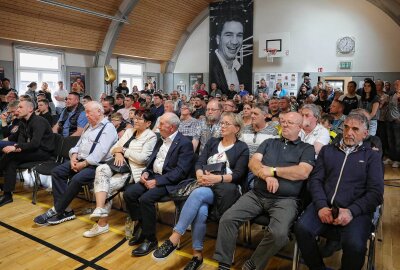 Trainer-Legende Ulli Wegner bei Markus-Beyer-Gedenkturnier dabei - Ein Blick in die Boxhalle. Im Hintergrund ein riesiges Bild, das Markus Beyer zeigt. Foto: Katja Lippmann-Wagner