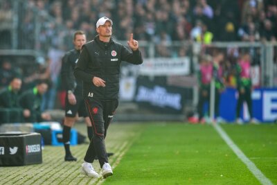 Trainer rechtfertigt St. Paulis Flugreise nach Leipzig - Der FC St. Pauli um Trainer Alexander Blessin steht vor dem Pokalduell bei RB Leipzig.