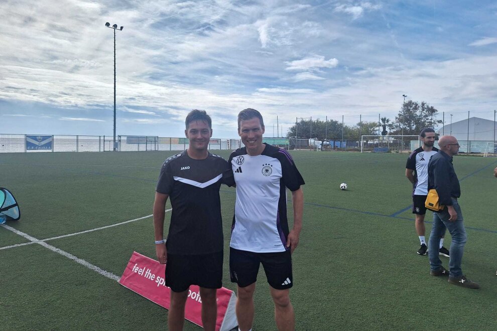 Trainertalent aus Plauen bekommt Tipps von U20-Nationalcoach Hannes Wolf - Lucas Walter (links) hat in Spanien bei U20-DFB-Nationalcoach Hannes Wolf trainiert. Fotos: privat  