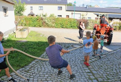 Traktoren und Tauziehen zum Turmfest in Rößnitz - Tauziehen gehört zum Fest. Foto: Simone Zeh