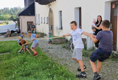 Traktoren und Tauziehen zum Turmfest in Rößnitz - Tauziehen gehört zum Fest. Foto: Simone Zeh