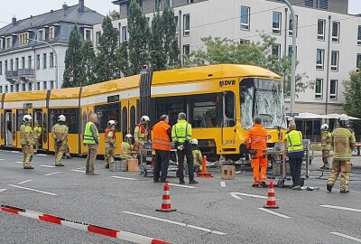 Tram von LKW gerammt: Zwei Verletzte und Entgleisung auf Umleitung von Carolabrücke - Am Mittwochmittag kam es gegen 13.20 Uhr auf Robert-Blum-Straße Ecke Hainstraße zu einem Verkehrsunfall zwischen Tram und LKW. Foto: Roland Halkasch