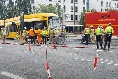 Tram von LKW gerammt: Zwei Verletzte und Entgleisung auf Umleitung von Carolabrücke - Am Mittwochmittag kam es gegen 13.20 Uhr auf Robert-Blum-Straße Ecke Hainstraße zu einem Verkehrsunfall zwischen Tram und LKW. Foto: Roland Halkasch