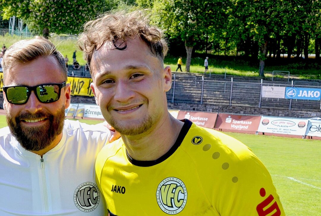 Transferkracher: Publikumsliebling zurück beim VFC Plauen - VFC-Präsident Thomas Fritzlar (links) freut sich über die Rückkehr von Toptorjäger Lucas Will. Foto: Karsten Repert