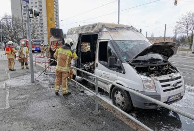 Transporter brennt in Dresden: Fahrer ins Krankenhaus eingeliefert - Ein Transporter ist in Dresden in Brand geraten. Foto: Roland Halkasch