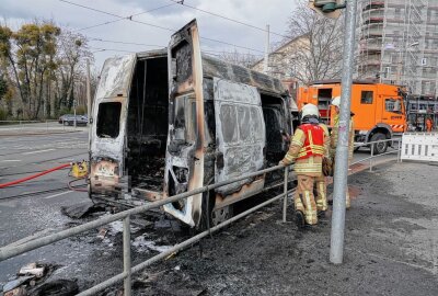 Transporter brennt in Dresden: Fahrer ins Krankenhaus eingeliefert - Ein Transporter ist in Dresden in Brand geraten. Foto: Roland Halkasch