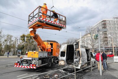 Transporter brennt in Dresden: Fahrer ins Krankenhaus eingeliefert - Ein Transporter ist in Dresden in Brand geraten. Foto: Roland Halkasch