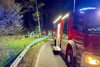 Transporter kommt bei Schwarzenberg von Fahrbahn ab und durchbricht Leitplanke - In den frühen Morgenstunden des Samstags wurde die Hauptwache der Feuerwehr Schwarzenberg zu einem Verkehrsunfall gerufen.