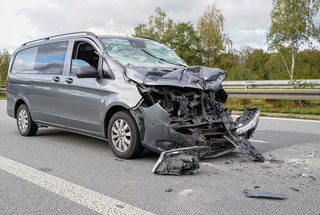 Transporter kracht auf A4 gegen LKW: Fahrer im Krankenhaus - Am Freitagnachmittag kam es auf der A4 zwischen Nieder Seifersdorf und Kodersdorf zu einem Unfall. Foto: xcitepress/jp