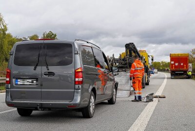 Transporter kracht auf A4 gegen LKW: Fahrer im Krankenhaus - Nach ersten Informationen wurde der Fahrer des Kleinbusses verletzt ins Krankenhaus gebracht. Foto; xcitepress/jp