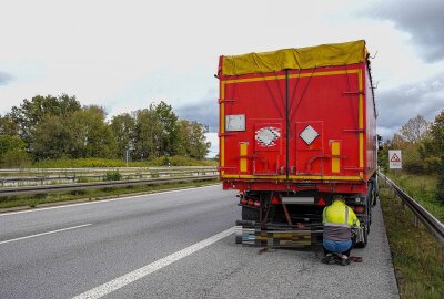 Transporter kracht auf A4 gegen LKW: Fahrer im Krankenhaus - Um eine Vollsperrung zu verhindern, leitete die Polizei den Verkehr an der Unfallstelle vorbei. Foto: xcitepress/jp