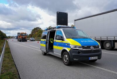 Transporter kracht auf A4 gegen LKW: Fahrer im Krankenhaus - Die Einsatzkräfte der Feuerwehr sicherten die Unfallstelle und stellten den Brandschutz sicher. Foto: xcitepress/jp