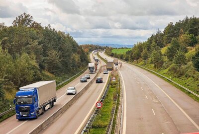 Transporter kracht auf A4 gegen LKW: Fahrer im Krankenhaus - Es entstand ein Rückstau. Foto: xcitepress/jp