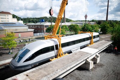 Transrapid-Modell schwebt in Eisenbahnmuseum ein - Das einstige Test- und Vorführfahrzeug wird im Eisenbahnmuseum in Bochum auf einem Stück Original-Fahrweg mitsamt riesiger Magneten ausgestellt.