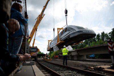 Transrapid-Modell schwebt in Eisenbahnmuseum ein - Als neues Exponat wird der Transrapid 07 am Bochumer Eisenbahnmuseum aufgebaut.