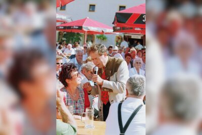 27. August 2000: Volksmusikstar Eberhardt Hertels Auftritt im Wasserschloss Klaffenbach. Foto: Harry Härtel/Archiv