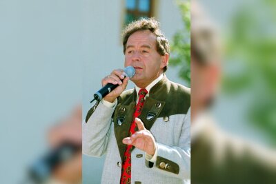 27. August 2000: Volksmusikstar Eberhardt Hertels Auftritt im Wasserschloss Klaffenbach. Foto: Harry Härtel/Archiv