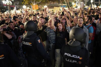 Trauer und Wut nach Flut - Zehntausende protestieren - Die Demonstranten in Valencia skandierten unter anderem "Mörder, Mörder".