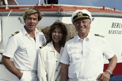 "Traumschiff"- und "Schwarzwaldklinik"-Star: Was macht eigentlich Sascha Hehn? - Eine seiner großen Rollen: 1981 ging Sascha Hehn (links, mit Heide Keller und Heinz Hansen) als Chefsteward Victor Burger aufs "Traumschiff".