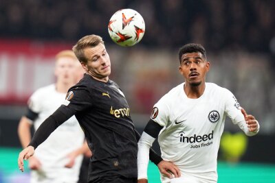 Traumtor von Marmoush: Frankfurt besiegt Slavia Prag - Frankfurts Ansgar Knauff (r) vergab gegen Slavia Prag in der ersten Hälfte eine gute Chance.