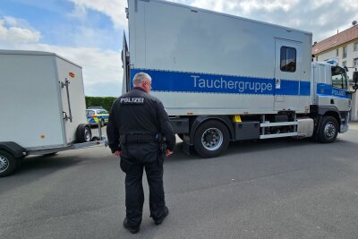 Traurige Gewissheit: Vermisste Valeriia(9) aus Döbeln ist tot - Die Wasserschutzpolizei bei den Suchmaßnahmen im sächsischen Döbeln.