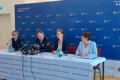 Traurige Gewissheit: Vermisste Valeriia(9) aus Döbeln ist tot - v.l.: Polizeisprecherin Jana Ulbricht, Polizeipräsident Carsten Kaempf, Leiterin Kriminalpolizeiinspektion Mandy Kürschner, Oberstaatsanwältin Ingrid Burghart (Staatsanwaltschaft Chemnitz)