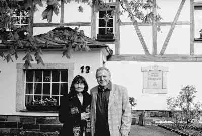 Traurige Nachricht: Bernd Winkelmann ist verstorben - Bernd Winkelmann und seine Frau Brigitte vor ihrem wunderschönen zu Hause. Foto: Archiv Karsten Repert / privat