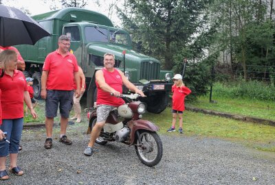 Treffen historischer Technik und Oldtimer in Straßberg - Seinen Star zeigt Frank Fendler. (Foto: Simone Zeh)