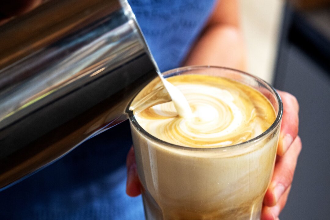 Treibt Hafermilch wirklich den Blutzuckerspiegel hoch? - Ist der Latte macchiato mit Hafermilch ein Problem für den Blutzuckerspiegel, wie es im Netz oft heißt? So pauschal kann man das nicht sagen. 