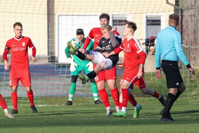 Treuen gewinnt 2:1 in Adorf - Das sind die Ergebnisse der 2. Runde des Sternquell-Vogtlandpokals -  Kurz nach Anpfiff der zweiten Halbzeit erhöhte Nils Rausch auf 2:0.