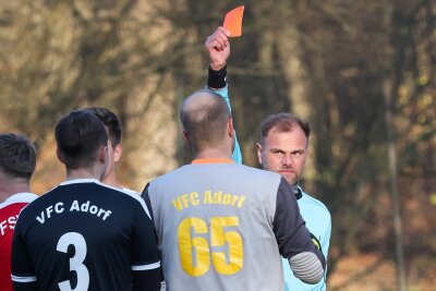 Treuen gewinnt 2:1 in Adorf - Das sind die Ergebnisse der 2. Runde des Sternquell-Vogtlandpokals - . Zu allem Überfluss sah Adorfs Torhüter Eric Schreiner in der 63. Minute nach einem groben Foul an Julian Bauch die Rote Karte. 