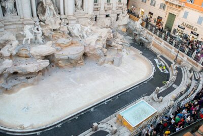 Trevi-Brunnen leergepumpt und Becken für Münzwurf aufgebaut - Wer eine Münze in den Brunnen wirft, wünscht sich einer Legende nach eine sichere Rückkehr nach Rom.