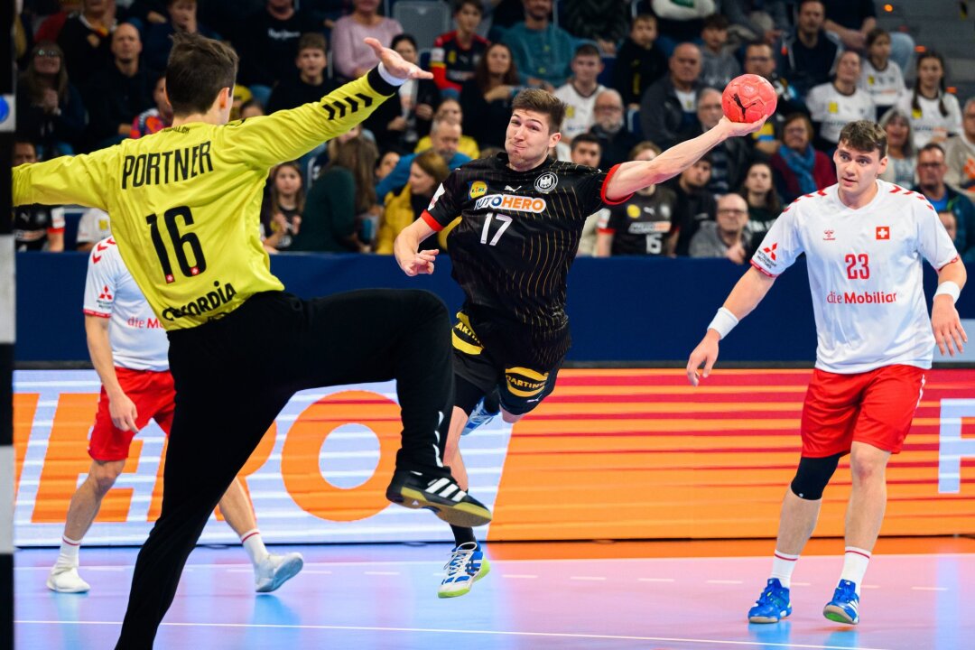 Tricks und Tore: Handballer glänzen gegen die Schweiz - War bester deutscher Werfer beim Sieg der deutschen Handballer gegen die Schweiz: Lukas Zerbe