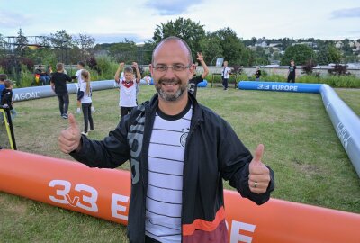 Trotz EM-Niederlage: Public Viewing in Stollberg - Für die jüngsten Fans gibt es ein spezielles Funino-Spielfeld - von im Bild Stefan Herold vom FC Stollberg. Foto: Ralf Wendland