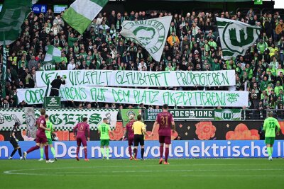 Trotz Kritik: Hasenhüttl lobt "professionellen" Behrens - Wolfsburgs Fans mit einem Banner mit der Aufschrift "VfL Vielfalt glaubhaft propagieren - oder Behrens auf dem Platz akzeptieren".