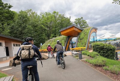 Trotz positivem Aufwärtstrend: Tourismusbetriebe vor großen Herausforderungen - Attraktive Ausflugsziele wie der Pöhler Schiffsanleger mit Bistro und Terrasse in Kombination mit neuem Radweg sind touristische Anziehungspunkte. Foto: Thomas Voigt