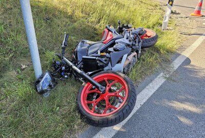 Trotz Stoppschild: Motorradfahrer nach Unfall mit Sattelzug im Krankenhaus - Motorradfahrer nach Unfall mit Sattelzug im Krankenhaus. Foto: Mike Müller