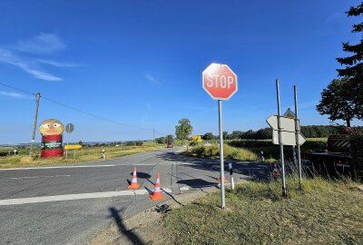 Trotz Stoppschild: Motorradfahrer nach Unfall mit Sattelzug im Krankenhaus - Motorradfahrer nach Unfall mit Sattelzug im Krankenhaus. Foto: Mike Müller