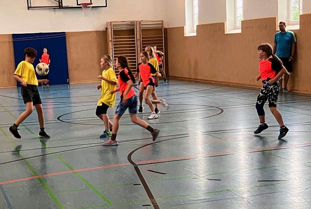 Trotz Wolkenbruch: Lichtenauer Hortkinder feiern sportliches Fest - Die Hortkinder haben sich im Hallenfußball gemessen. Hier kämpften die Mädchen aus Niederlichtenau (rot)  und Auerswalde um Tore und Punkte. Foto: Marcus Hansel