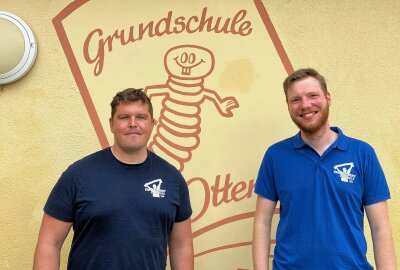 Trotz Wolkenbruch: Lichtenauer Hortkinder feiern sportliches Fest - Patrick Zobel und Felix Strugmann (v.l.) vom AWO Fanprojekt Chemnitz waren ebenfalls vor Ort. Foto: Marcus Hansel