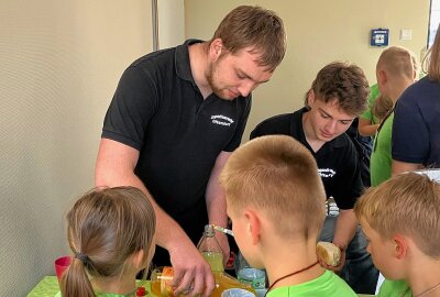 Trotz Wolkenbruch: Lichtenauer Hortkinder feiern sportliches Fest - Um das leibliche Wohl der Hortkinder kümmerten sich engagierte Nachwuchskräfte der Freiwilligen Feuerwehr Ottendorf. Foto: Marcus Hansel