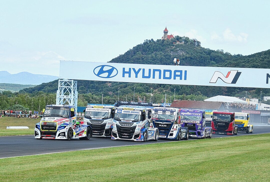 Truck- und Nascar-Rennen: Adrenalin pur im Autodrom Most - Die dicken Brummer sorgen wieder für ertsklassige Unterhaltung. Foto: Thorsten Horn