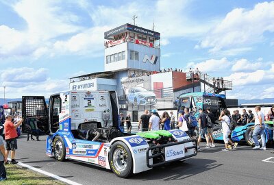 Truck- und Nascar-Rennen: Adrenalin pur im Autodrom Most - Beim Grid Walk kommen die Fans ganz nah an die Race-Trucks. Foto: Thorsten Horn