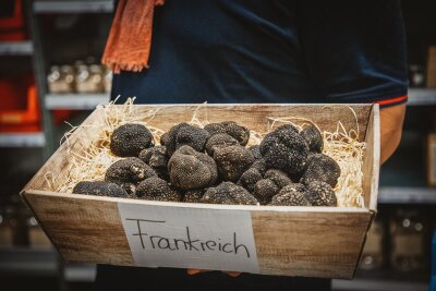 Trüffelgenuss perfekt: Tipps für den Kauf und die Zubereitung der exklusiven Delikatesse - Schwarze Trüffel haben einen kräftigen Geschmack und können auch leicht erhitzt werden. Sie bringen waldig-erdige, pilzige, leicht pfeffrige Aromen in ein Gericht.