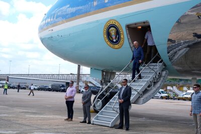 Trump im Nacken: Biden besucht Amazonasgebiet - Biden landet auf den Flughafen von Manaus.