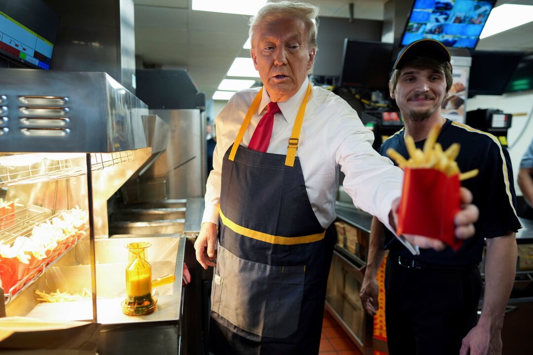 Trump macht Wahlkampf bei McDonald's - Spitze gegen Harris - Schick in Schürze: Trump hat sein Jackett gegen die Arbeitskleidung bei McDonald's eingetauscht. 