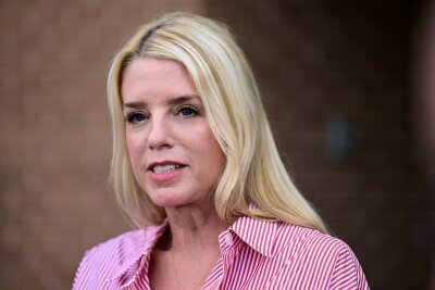 Trump nominiert neue Kandidatin als Justizministerin - Mit Pam Bondi soll eine ehemalige Generalstaatsanwältin von Florida das Justizministerium führen. (Archivbild)