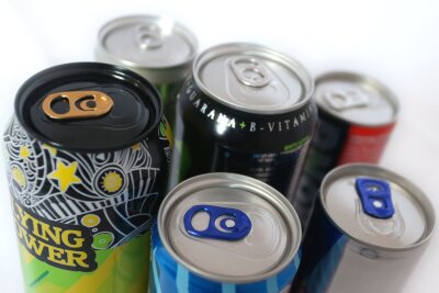 Tschechien will Verkauf von Energydrinks an Kinder verbieten - ILLUSTRATION - Energy-Drinks verschiedener Discounter in Deutschland. (Symbolbild)